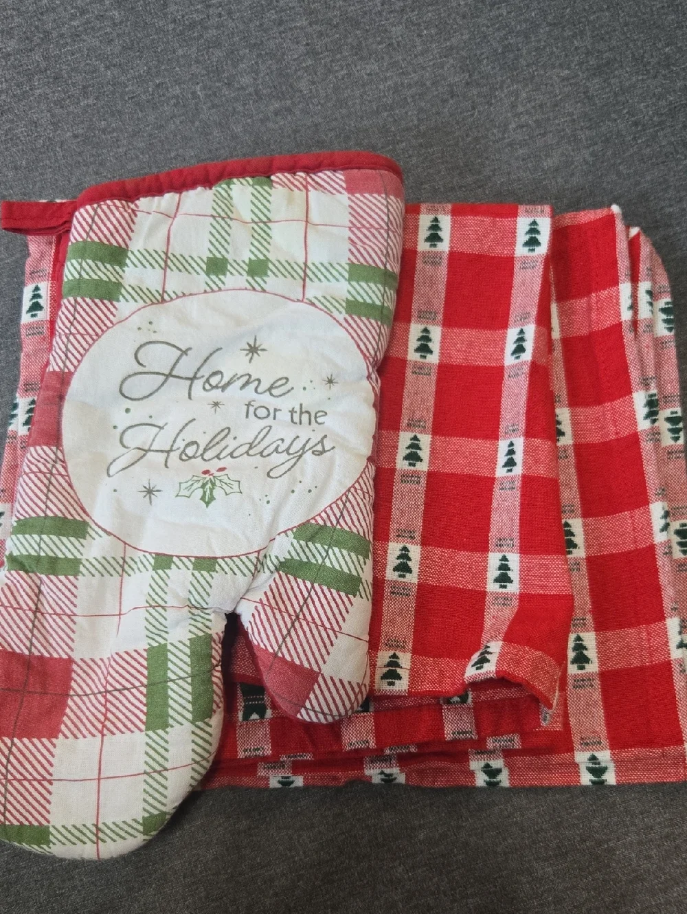 Home for the Holidays Red & Green Holiday Oven Mitt and Towel Set